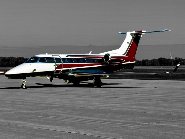 Embraer Phenom 300 (N100RC)