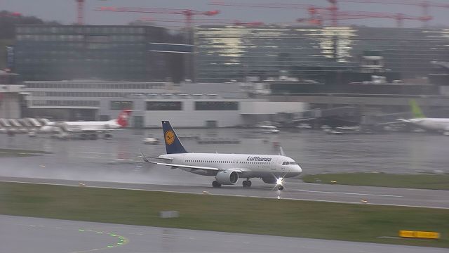 Airbus A320 (D-AINJ) - Taking off from Zurich