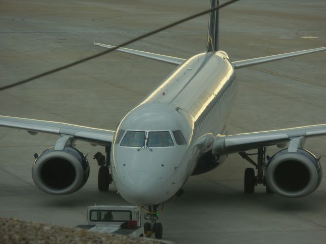 Embraer ERJ-190 (N957UW)