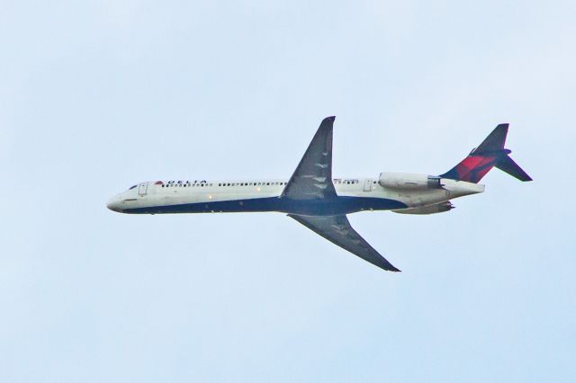 McDonnell Douglas MD-88 (N938DL) - Subject aircraft, registered as MCDONNELL DOUGLAS AIRCRAFT CO MD-88, operating as DL2449, photographed on 16-Oct-2018 at 1639HrsEDT, over Northern New Jersey, enroute to Newark-Liberty, (EWR, KEWR), from Atlanta, GA, (ATL, KATL).