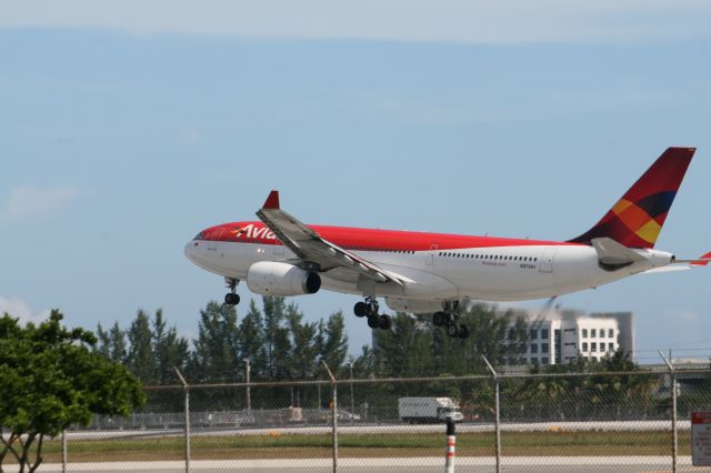 Airbus A330-300 (N974AV)