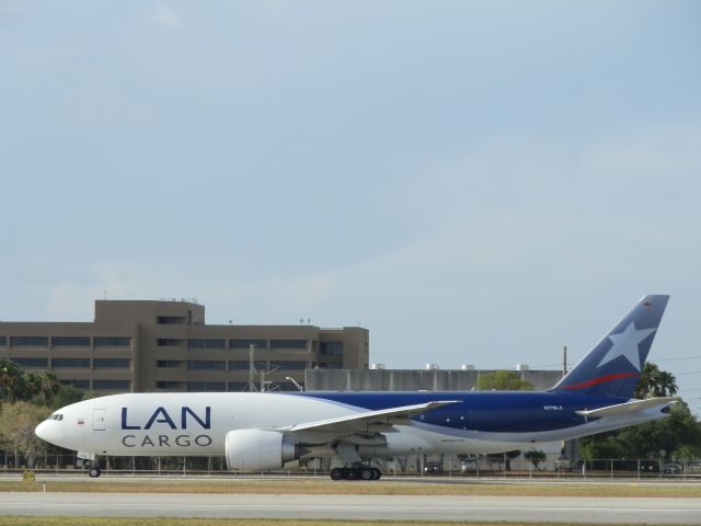 BOEING 777-200LR (N776LA)