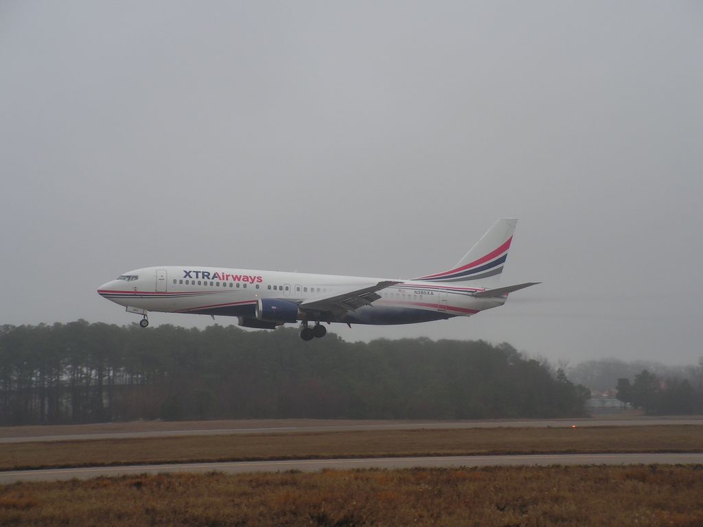 BOEING 737-400 (N285XA)
