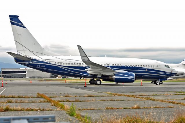 Boeing 737-700 (P4-NGK)