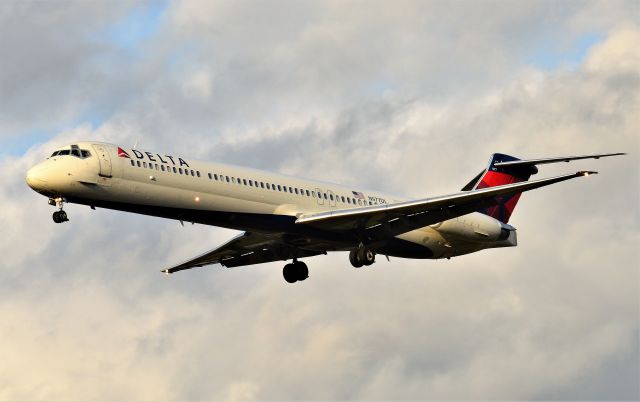 McDonnell Douglas MD-88 (N977DL)