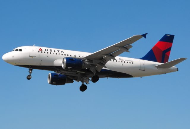 Airbus A319 (N368NB) - Delta A319 landing RWY 27