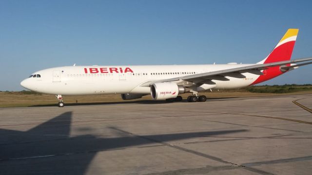 Airbus A330-300 (EC-LUX) - ARRIVAL OF THE BEAUTIFUL A330-302 FROM IBERIA DIRECT FROM MADRID, HERE WE SEE IT TAXING TO ITS ASSIGNED GATE.....