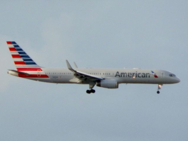 Boeing 757-200 (N185AN) - B757-200.With new livery!