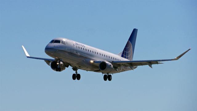 Embraer 175 (N120SY) - SKW5460 from DEN on final to Rwy 34L on 9.28.20. (ERJ-175LR / cn #17000425).