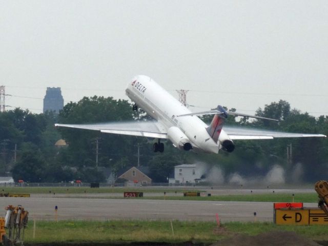 McDonnell Douglas MD-88 (N987DL)