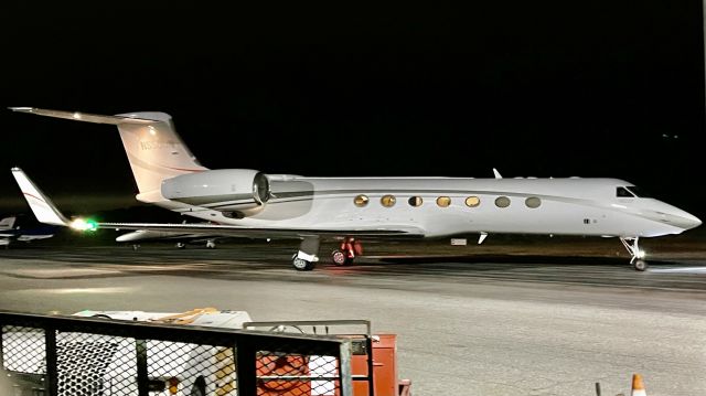 Gulfstream Aerospace Gulfstream V (N550UN) - Destin Exec’s local G550. This aircraft absolutely dwarfs this smaller airport.br /br /This aircraft is a 2003 Gulfstream G550 (GV-SP), SN 5029, owned/operated privately. 12/21/22. 