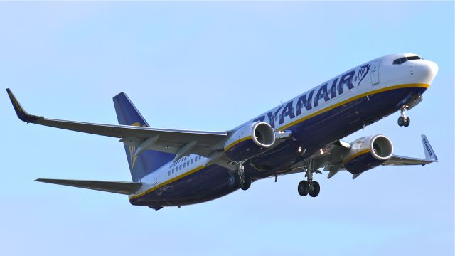 Boeing 737-800 (EI-EVC) - BOE637 (LN:3905) flies a missed approach over runway 16R during a flight test on 1/23/12.