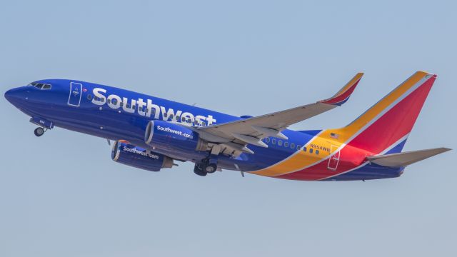 Boeing 737-700 (N954WN) - January 25, 2019 | N954WN - Southwest 863 Departs runway 2R for ATL with one chrome and one brushed aluminum-colored intake cowling.