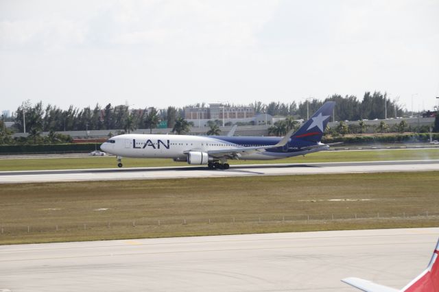 BOEING 767-300 (CC-CXG) - Perfect Landing