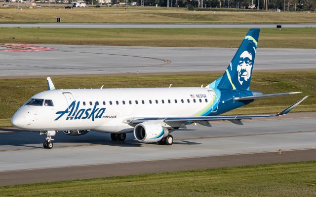 EMBRAER 175 (long wing) (N631QX)