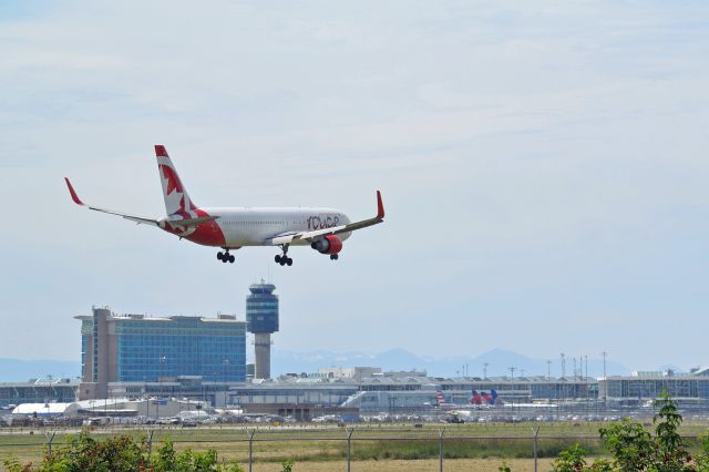 BOEING 767-300 (C-FMLV)