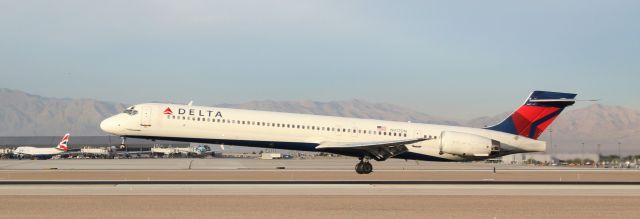 McDonnell Douglas MD-90 (N917AS)