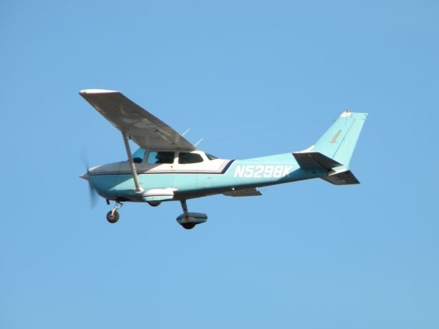 Cessna Skyhawk (N5298K) - N5298K after rotation at Robertson Field (4B8)