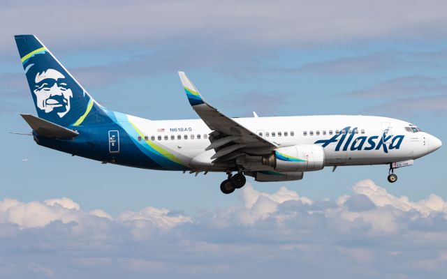 Boeing 737-700 (N618AS)
