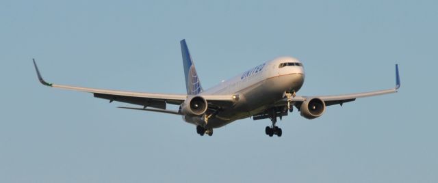 BOEING 767-300 (N668UA)