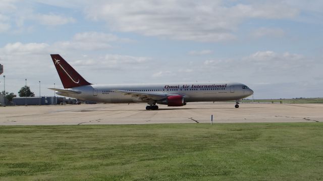 BOEING 767-300 (N378AX)