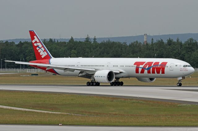 BOEING 777-300 (PT-MUB)