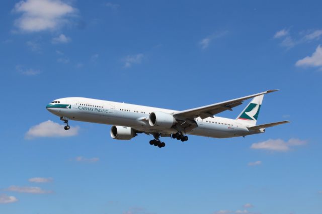 BOEING 777-300 (B-KQL) - Cathay Pacific Airways (CX) B-KQL B777-367 ER [cn41431]br /London Heathrow (LHR). Cathay Pacific Airways flight CX257 arriving from Hong Kong Chek Lap Kok (HKG).br /Taken from Myrtle Avenue Gardens, Hatton Cross (27L approach)br /br /2018 08 02br /a rel=nofollow href=http://alphayankee.smugmug.com/Airlines-and-Airliners-Portfolio/Airlines/Asia-Pacific-Airlines/Cathay-Pacific-Airways-CX/https://alphayankee.smugmug.com/Airlines-and-Airliners-Portfolio/Airlines/Asia-Pacific-Airlines/Cathay-Pacific-Airways-CX//a