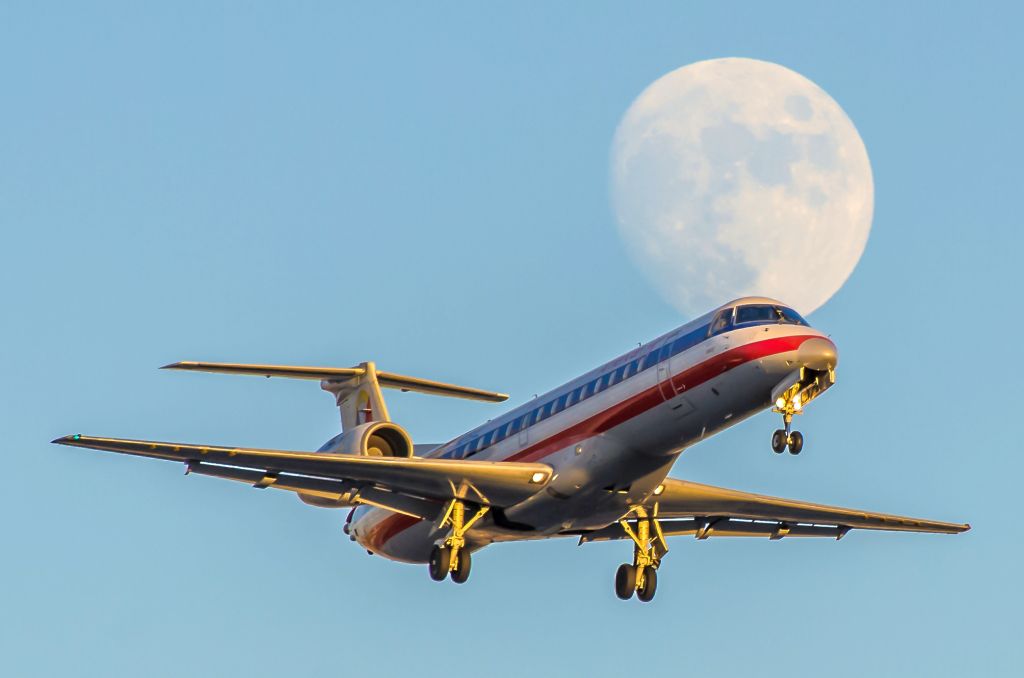 A818AE — - American Eagle (Envoy) A818AE ERJ-140LR