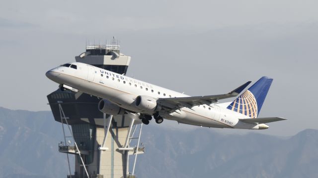 Embraer 175 (N134SY) - Departing LAX on 25R
