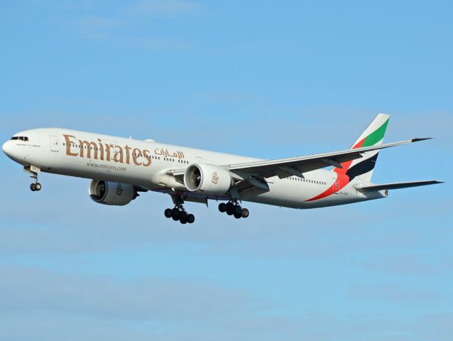 BOEING 777-300ER (A6-EPE) - Kystvejen RWY22L