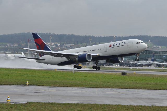 BOEING 767-300 (N154DL)