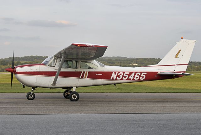 Cessna Skyhawk (N35465) - Seen at KFDK on 8/20/2009.