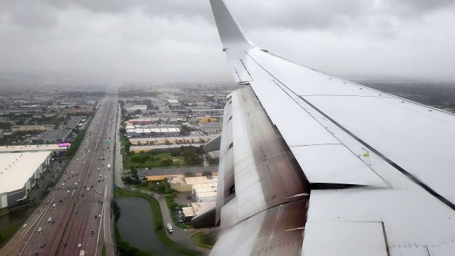 Boeing 737-800 (N857NN) - Approaching Runway 9