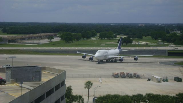 Boeing 747-400 (N194UA)