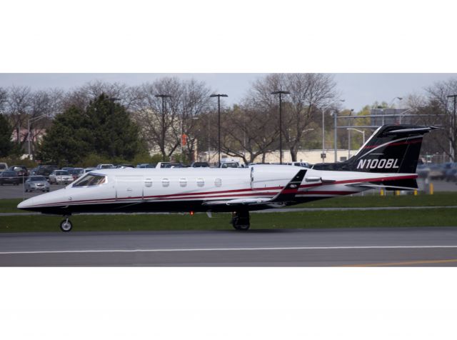 Learjet 31 (N100BL) - Rollout after landing RW28.