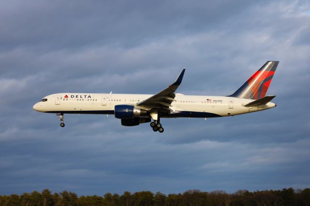 Boeing 757-200 (N665DN) - Arriving as DL2799 from ATL