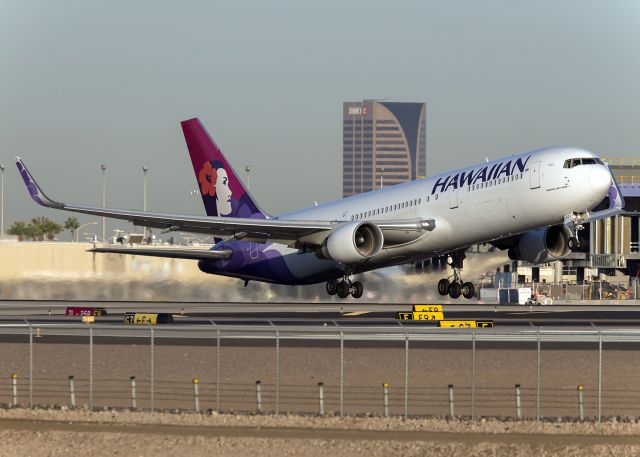 BOEING 767-300 (N580HA)