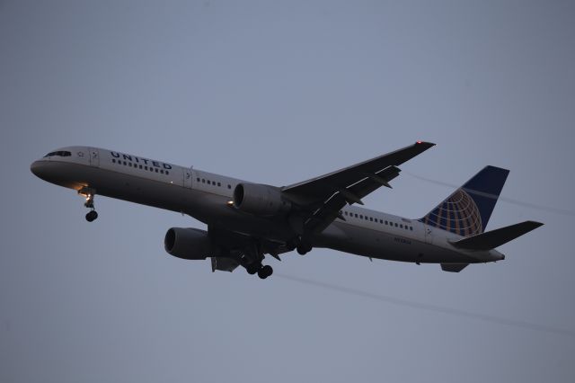 Boeing 757-200 (N528UA)