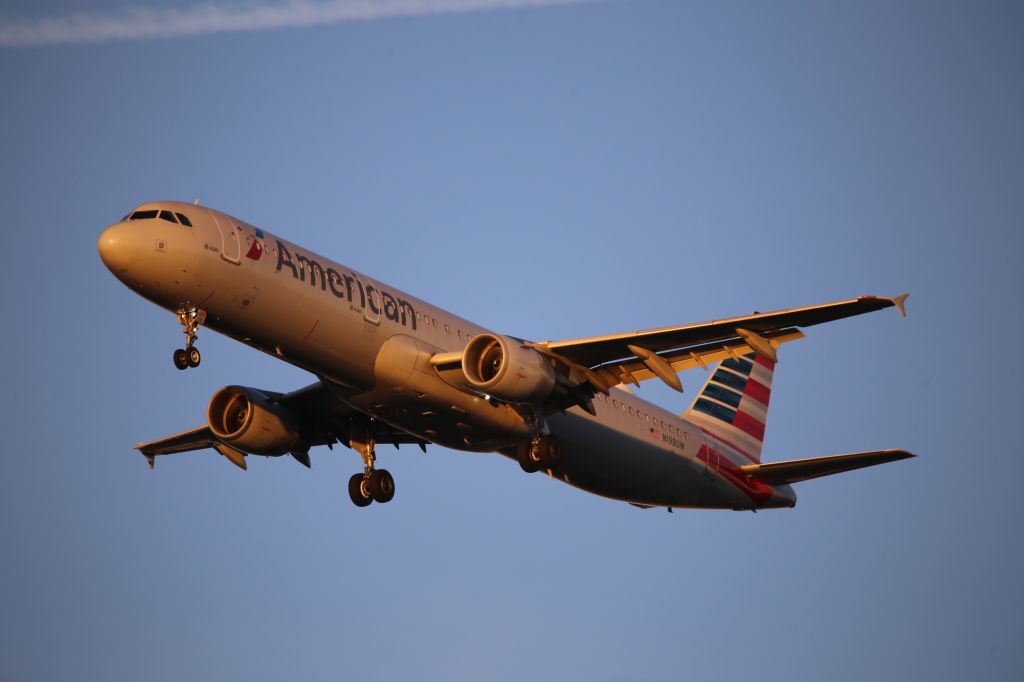 Airbus A321 (N198UW)