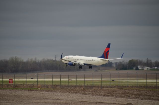 Boeing 737-700 (N392DA) - Delta Charter landing at KALO for a football game.