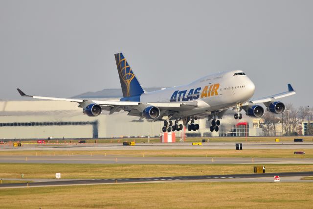 Boeing 747-400 (N480MC)