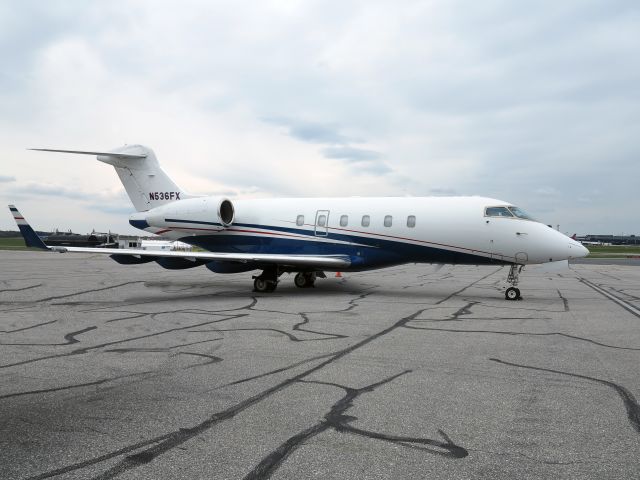 Bombardier Challenger 300 (N536FX)