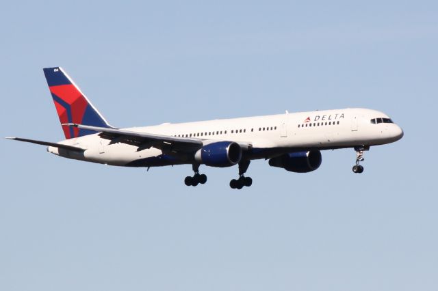 Boeing 757-200 (N614DL) - Delta Flight 1409 (N614DL) on approach to Runway 6 at Southwest Florida International Airport following a flight from Detroit Metro Wayne County International Airport