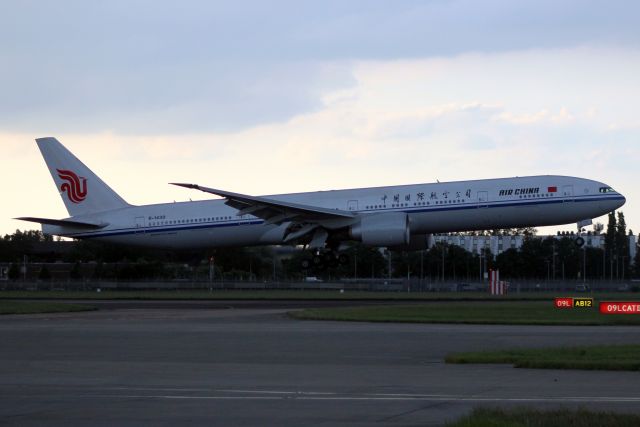 BOEING 777-300ER (B-1430) - On short finals for rwy 09L on 3-Jun-18 operating flight CCA855 from ZBAA.