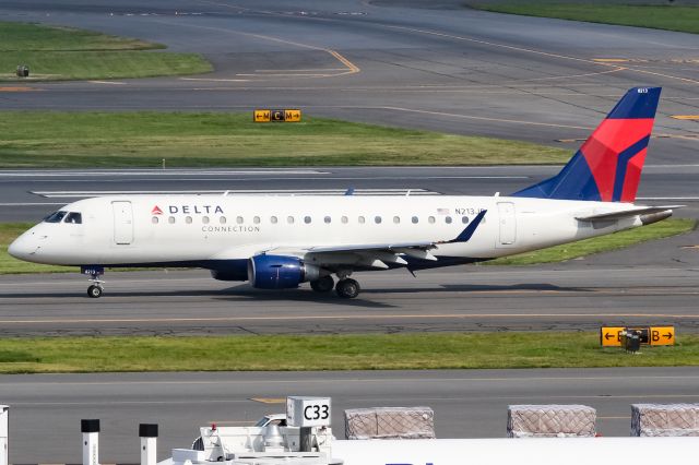 Embraer 170/175 (N213JQ)