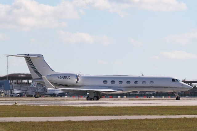 Gulfstream Aerospace Gulfstream V (N345LC) - Taxiing in Nassau onto the runway. Runway 14.