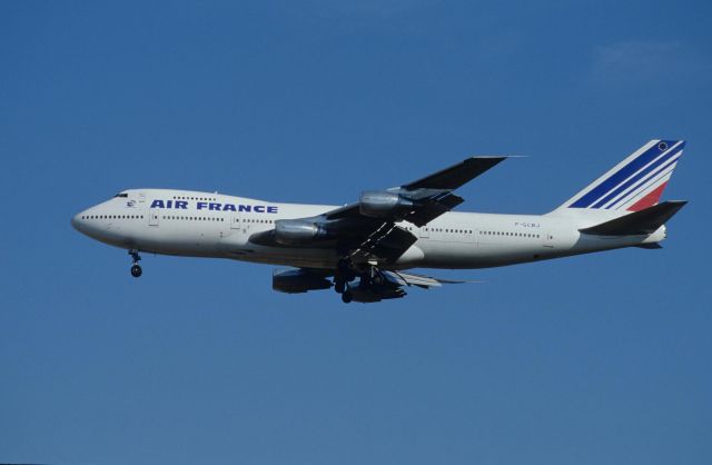 Boeing 747-200 (F-GCBJ) - Final Approach to Narita Intl Airport Rwy34 on 1990/01/02