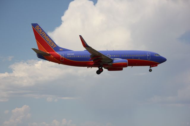 Boeing 737-700 (N963WN) - Landing 35L