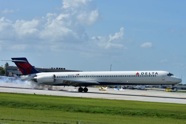 McDonnell Douglas MD-90 (N907DA)