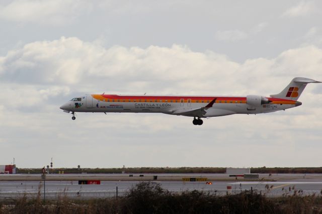 Bombardier CRJ-1000 (EC-LPG)